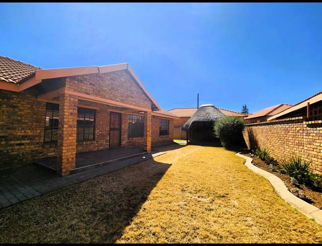 3 BEDROOM TOWNHOUSE FOR SALE IN RIVERSDALE